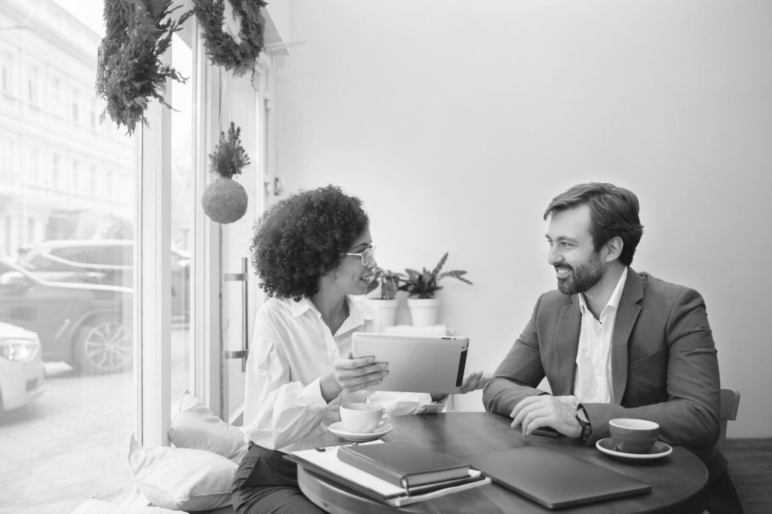 Espace de travail organisé avec ordinateur portable et documents financiers pour formation budgétaire