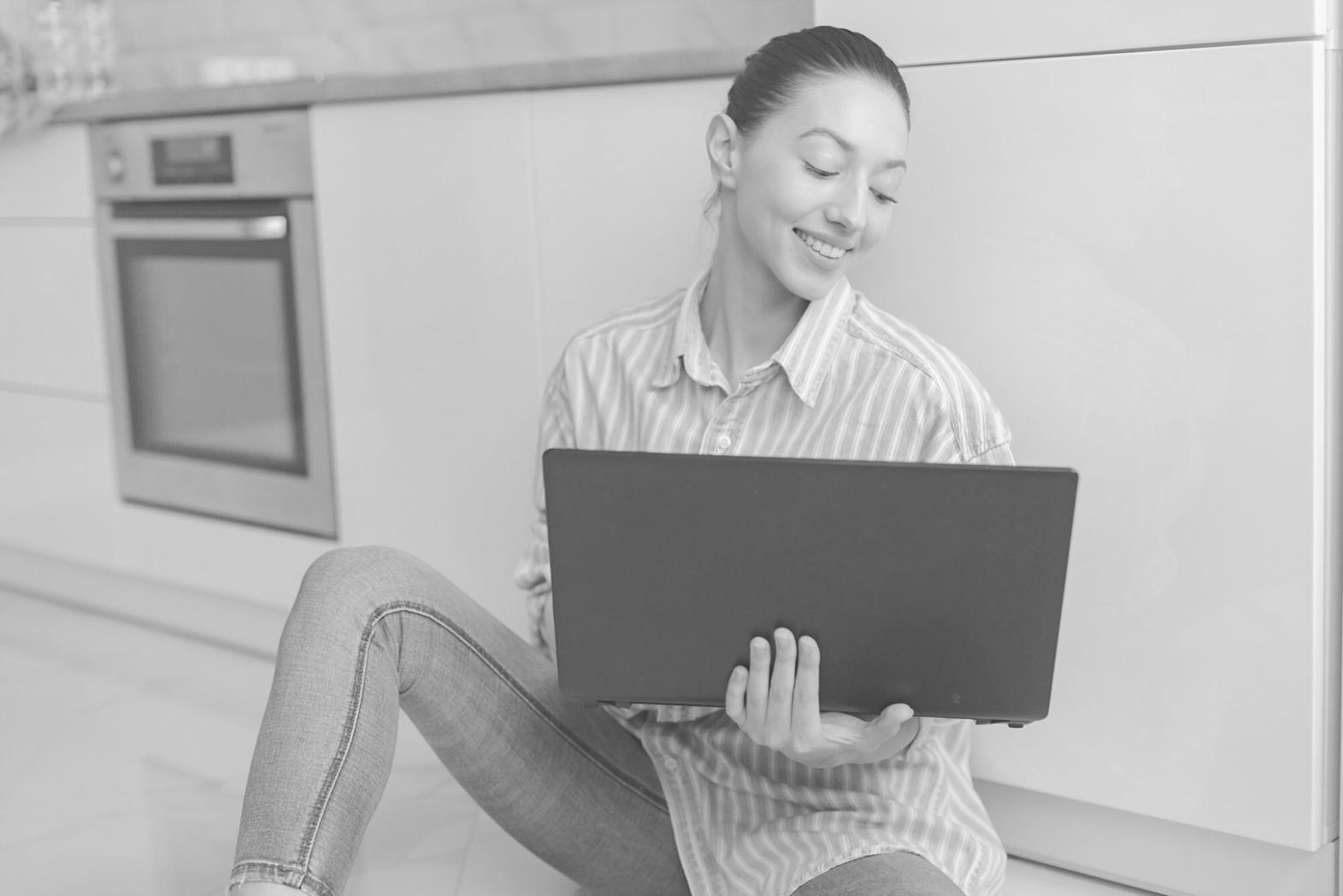 Espace de travail moderne avec analyse financière